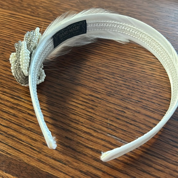 White headband with beaded art deco designen and featherhers - Picture 5 of 6